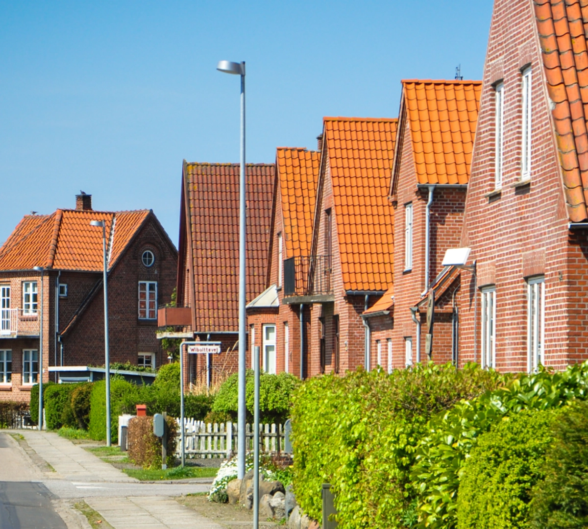 Billede af en villavej med huse i højre side af billede og vejen i venstre.